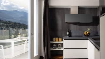 Refrigerador con freezer, microondas, placa de cocina, lavavajillas