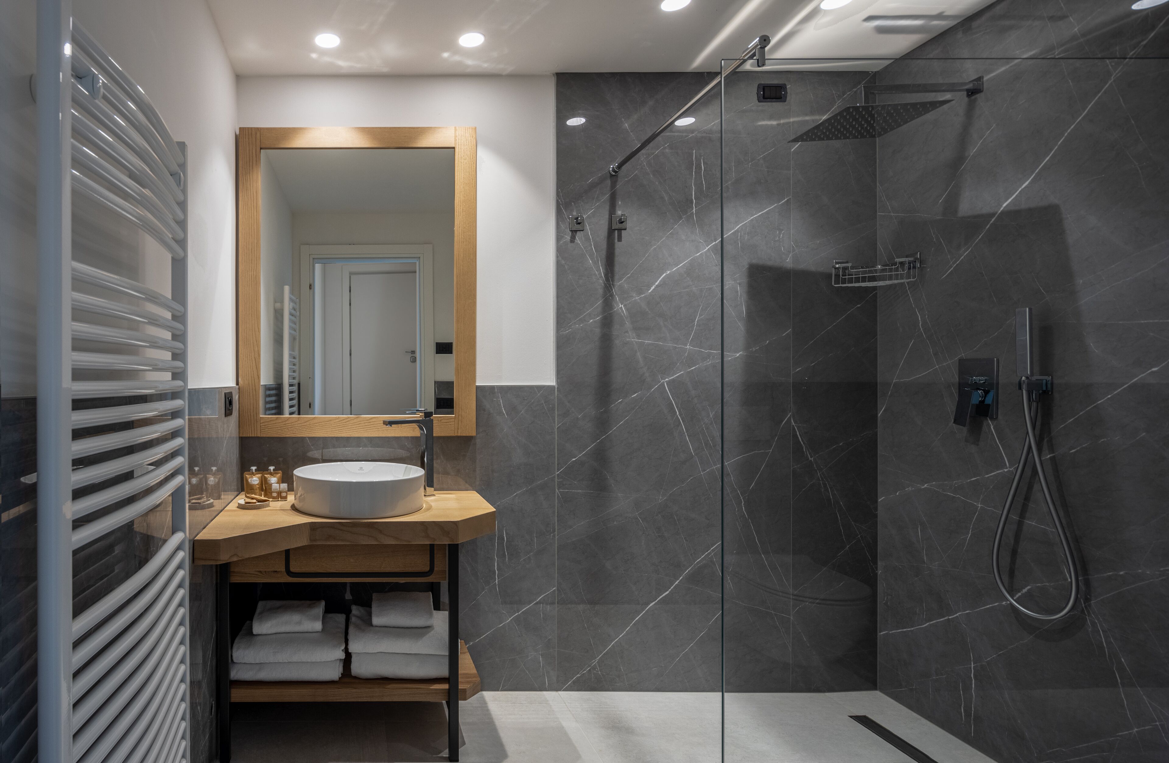 Een douche, een regendouche, gratis toiletartikelen, een haardroger