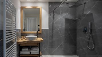 Een douche, een regendouche, gratis toiletartikelen, een haardroger