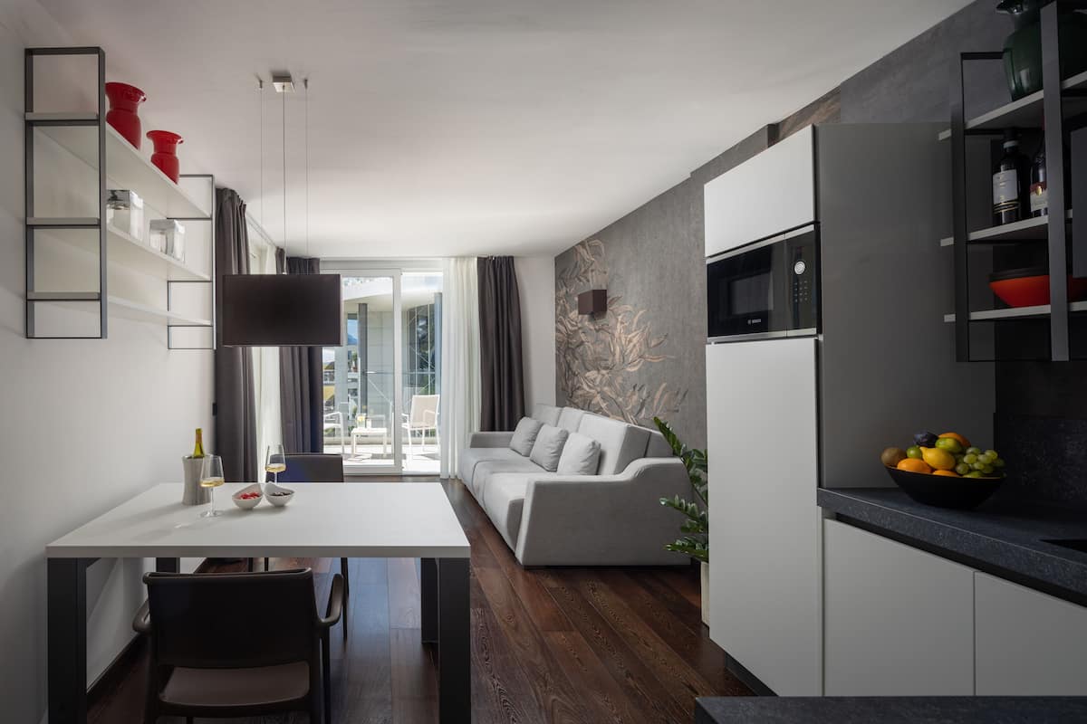 Een moderne keuken met een eethoek, een bank en een televisie.