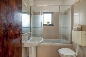 Badewanne, Haartrockner, Handtücher