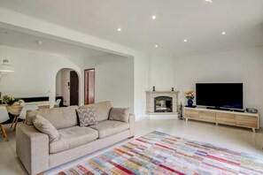 TV, DVD player, stereo - Villa Casa do Cerro with Pool, Garden & Wi-Fi (Boliqueime)