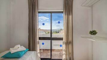 5 bedrooms, iron/ironing board, free WiFi, bed sheets