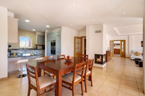 Dining - Villa Casa Tulipas with Mountain View, Pool, Wi-Fi, A/C & Garden (Loulé)