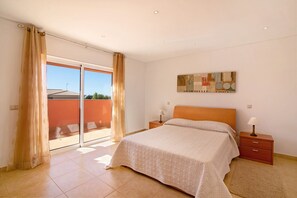 3 bedrooms, iron/ironing board, free WiFi, bed sheets - Villa Casa Tulipas with Mountain View, Pool, Wi-Fi, A/C & Garden (Loulé)