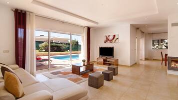 Tv, pejs, dvd-afspiller, bordtennisbord