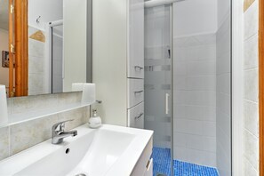 Dusche, Haartrockner, Handtücher