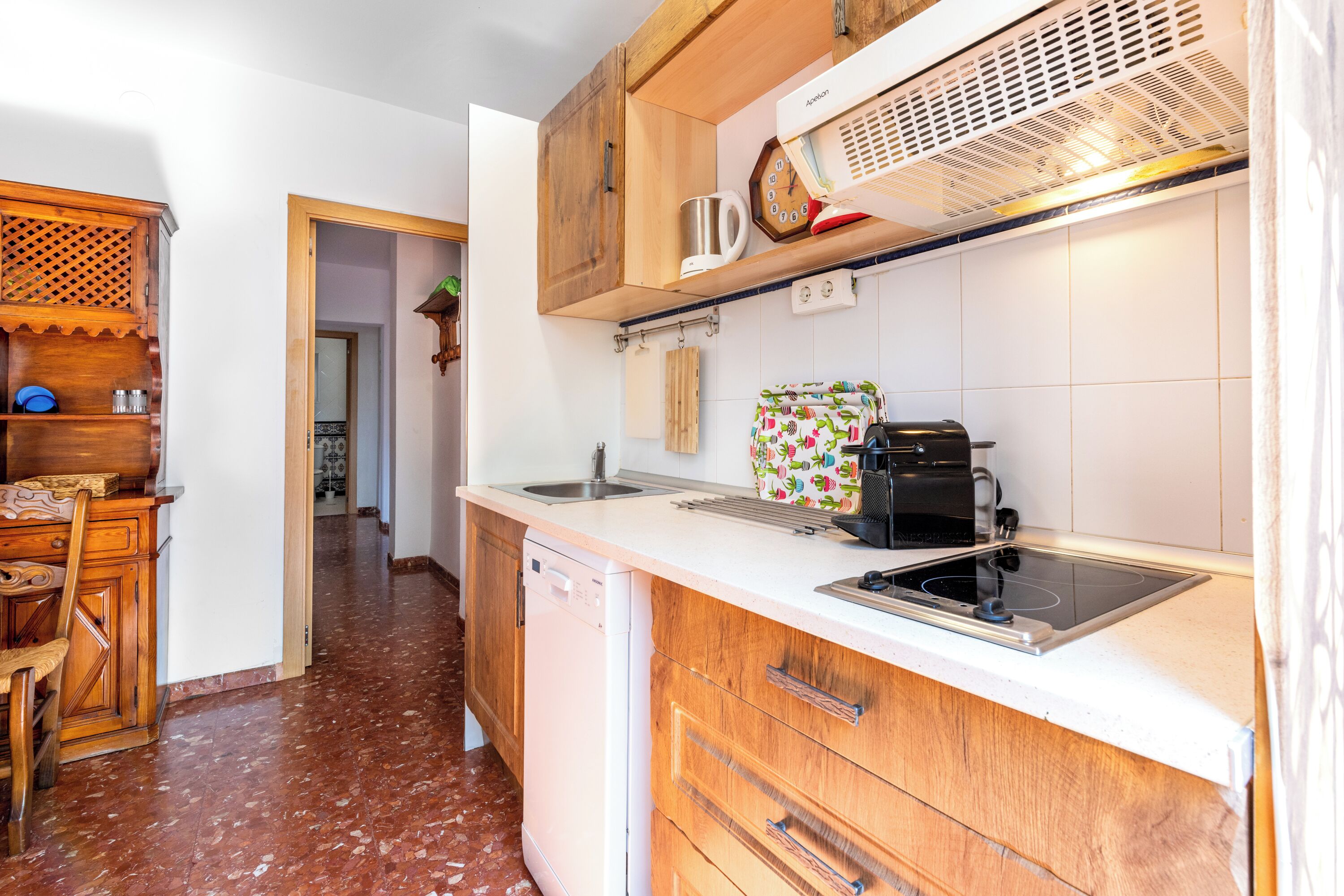 Kylskåp, mikrovågsugn, ugn och spishäll