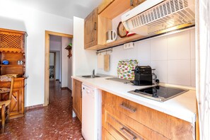 Jääkaappi, mikroaaltouuni, uuni, liesi