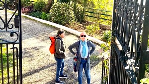 A gated entrance with a metal gate and a pathway leading to a garden area. - Holiday Home 'Sailor House Slow Life In Nature' with Mountain View, Wi-Fi and Air Conditioning (Málaga)