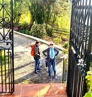 A gated entrance with a metal gate and a pathway leading to a garden area. - Holiday Home 'Sailor House Slow Life In Nature' with Mountain View, Wi-Fi and Air Conditioning (Málaga)