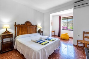 2 bedrooms, iron/ironing board, free WiFi, bed sheets