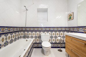 Badewanne, Haartrockner, Handtücher