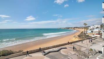 Una spiaggia nelle vicinanze