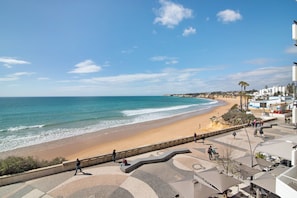 Beach nearby - Apartment 'Caravela' with Sea View, Balcony & Wi-Fi (Armação de Pêra)