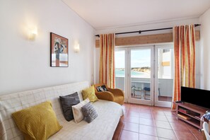 TV - Apartment 'Caravela' with Sea View, Balcony & Wi-Fi (Armação de Pêra)