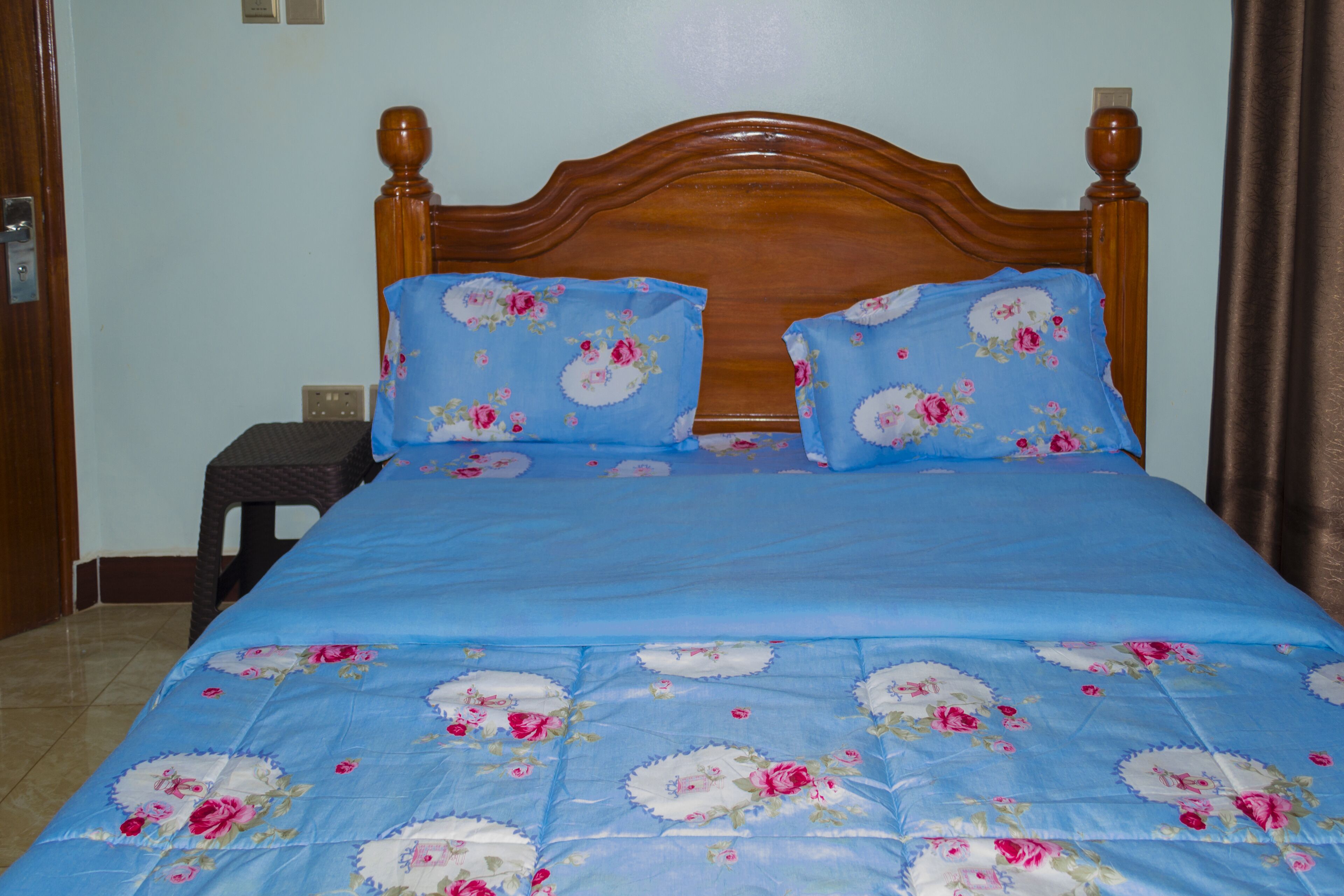 10 bedrooms, desk, WiFi