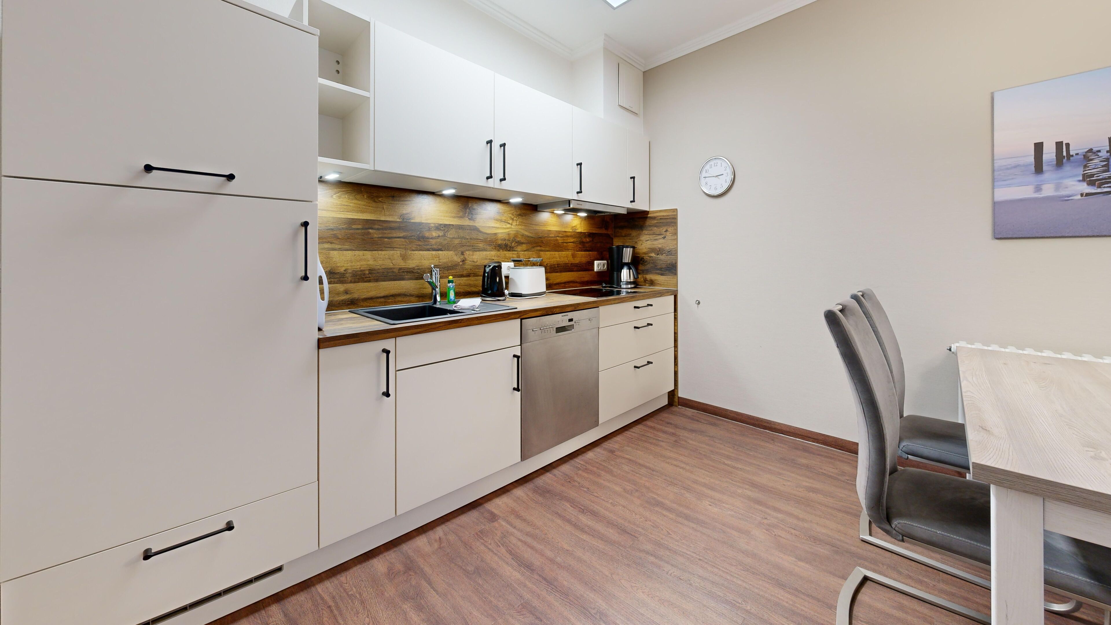 Kjøleskap, mikrobølgeovn, oppvaskmaskin og kaffetrakter/tekoker