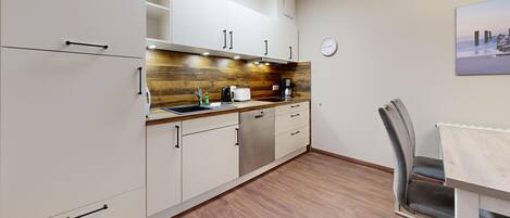 Kjøleskap, mikrobølgeovn, oppvaskmaskin og kaffetrakter/tekoker