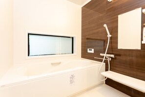House, Non Smoking | Bathroom | Combined shower/tub, free toiletries, hair dryer, electronic bidet
