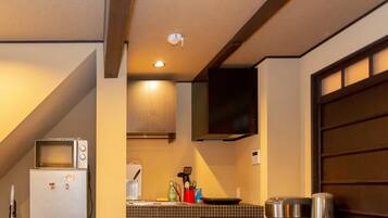 House, Non Smoking | Private kitchen | Fridge, microwave, stovetop, electric kettle