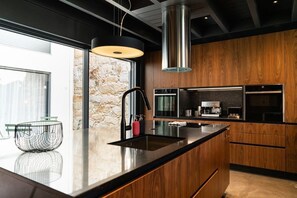 Geladeira, micro-ondas, fogão, cooktop