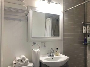 Badekar, hårtørrer, håndklæder, Sæbe