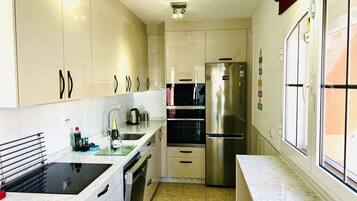 Een koelkast, een magnetron, een oven, een kookplaat