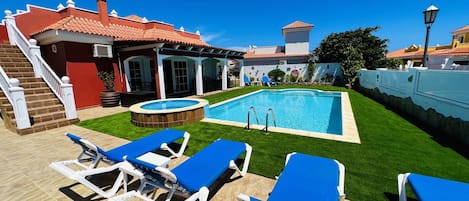 Utomhuspool och uppvärmd pool