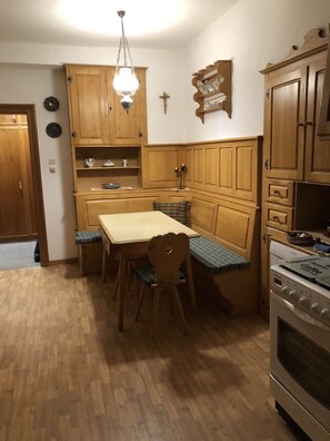 Frigorifero, forno, piano cottura, lavastoviglie