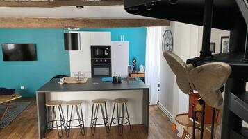 Een koelkast, een microgolfoven, een oven, een kookplaat