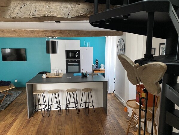 Een koelkast, een magnetron, een oven, een kookplaat