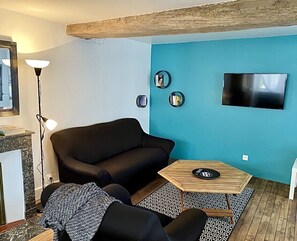 Een televisie en boeken