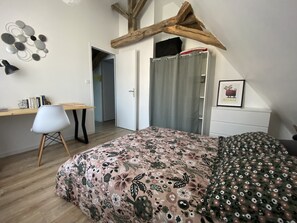 2 slaapkamers, een bureau, een strijkplank/strijkijzer, reisbedje