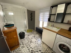 Een douche, een haardroger, handdoeken