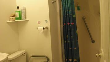 Chuveiro, toalhas de banho, papel higiênico