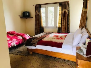 Quarto triplo standard | Wi-Fi de cortesia, roupa de cama