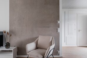 디자인 아파트, 킹사이즈침대 1개 | 거실 공간 | 디지털 채널 시청이 가능한 109cm 스마트 TV, TV, 바닥 난방/온돌