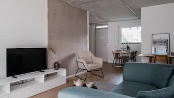 Design appartement, 1 kingsize bed | Woonruimte | Een 109-cm smart-tv met digitale zenders en een televisie