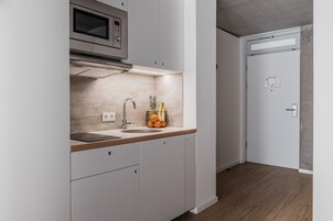 Refrigerador, microondas, placa de cocina, tetera/pava eléctrica
