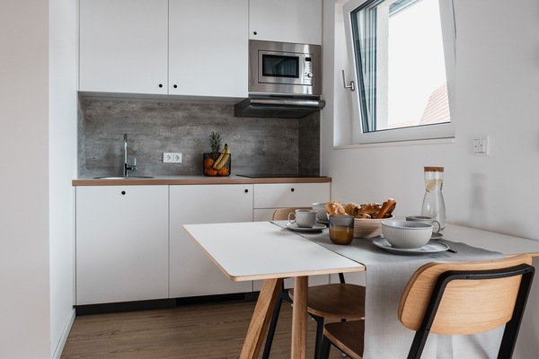 Een koelkast, een microgolfoven, een kookplaat, een waterkoker