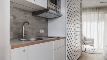 Kühlschrank, Mikrowelle, Herdplatte, Wasserkocher