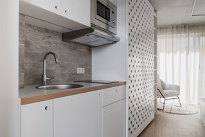 Fridge, microwave, stovetop, electric kettle - CLOUD No7 STUDIOS (Tuebingen)