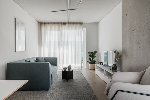 Apartamento design, 1 cama King | Área de estar | Smart TV 109 cm com canais digitais, TV, pisos aquecidos