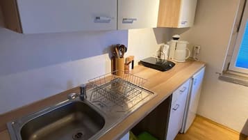 Fridge, oven, stovetop, coffee/tea maker
