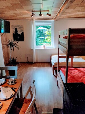1 chambre, fer et planche à repasser, lit parapluie, Wi-Fi gratuit