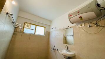 Shared Dormitory - Superior 12 bed Mixed Ensuite | Bathroom