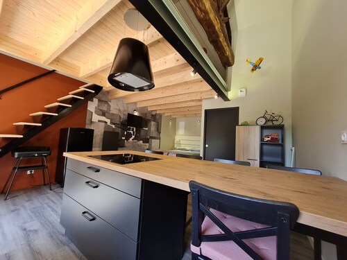 Charmant studio rénové avec mezzanine, cour privative et parking à Rochetrejoux