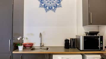 Réfrigérateur, micro-ondes, lave-vaisselle, cafetiÚre/bouilloire