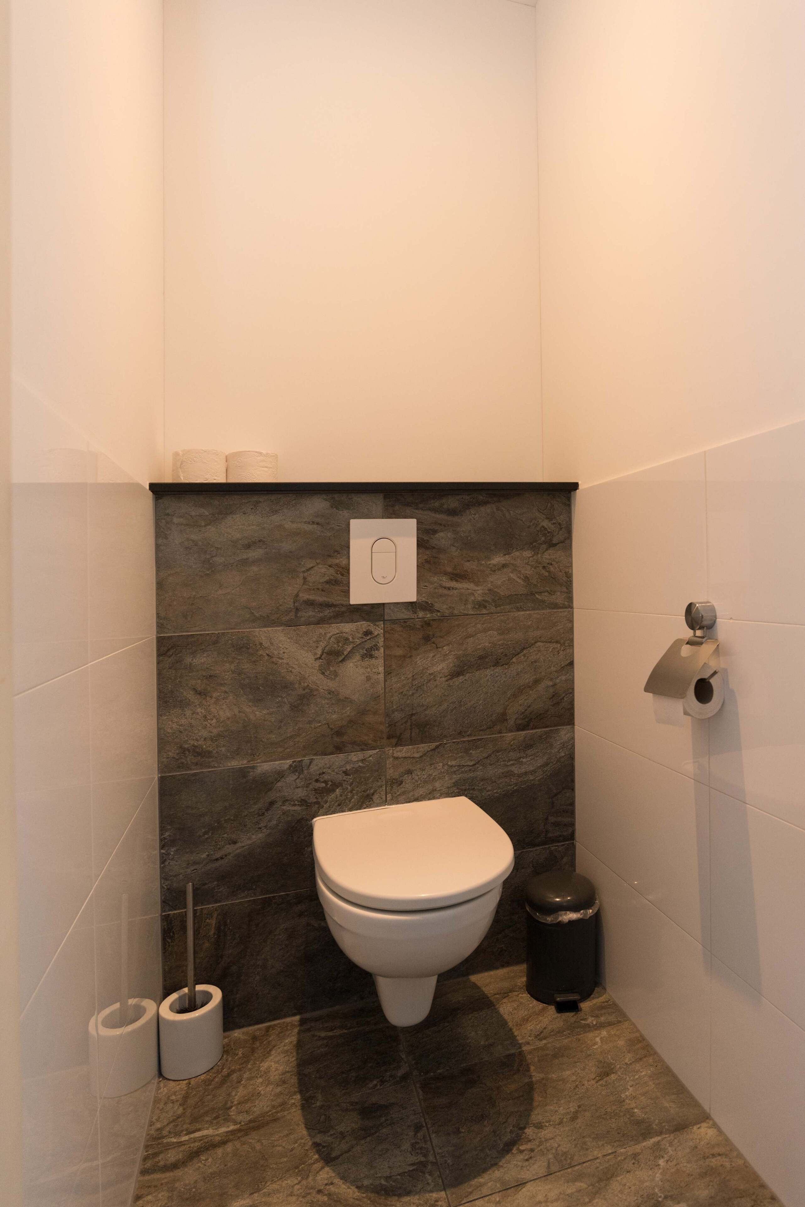 Een haardroger, handdoeken